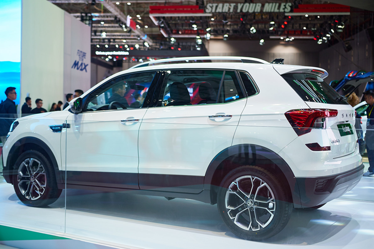 Trung tâm táp lô là màn cảm ứng 7 inch kết nối với 6 loa giải trí, điều hòa chỉnh tay có khe gió riêng cho hàng ghế sau. Bản cao cấp hơn dùng màn 10 inch hỗ trợ kết nối Apple CarPlay/Android Auto, điều hòa tự động, lẫy chuyển số sau vô lăng, đèn viền nội thất, bảng đồng hồ kỹ thuật số 3,5 inch, hàng ghế sau có thể gập 60:40….