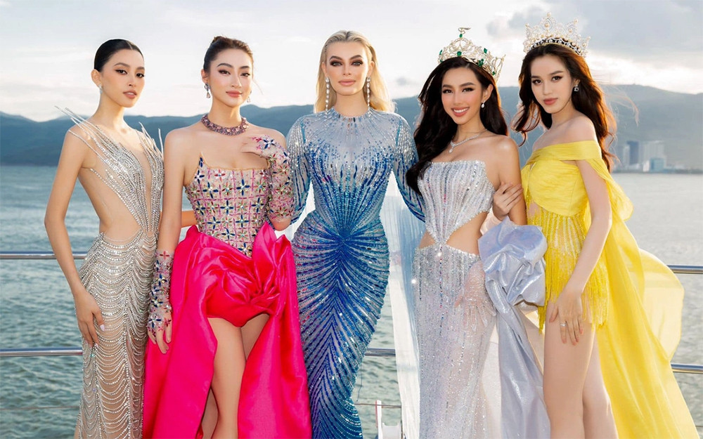 Miss World 2021 Karolina Bielawska, Miss Grand International 2021 Nguyễn Thúc Thùy Tiên cùng với các hoa hậu Lương Thùy Linh, Tiểu Vy, Đỗ Thị Hà. 