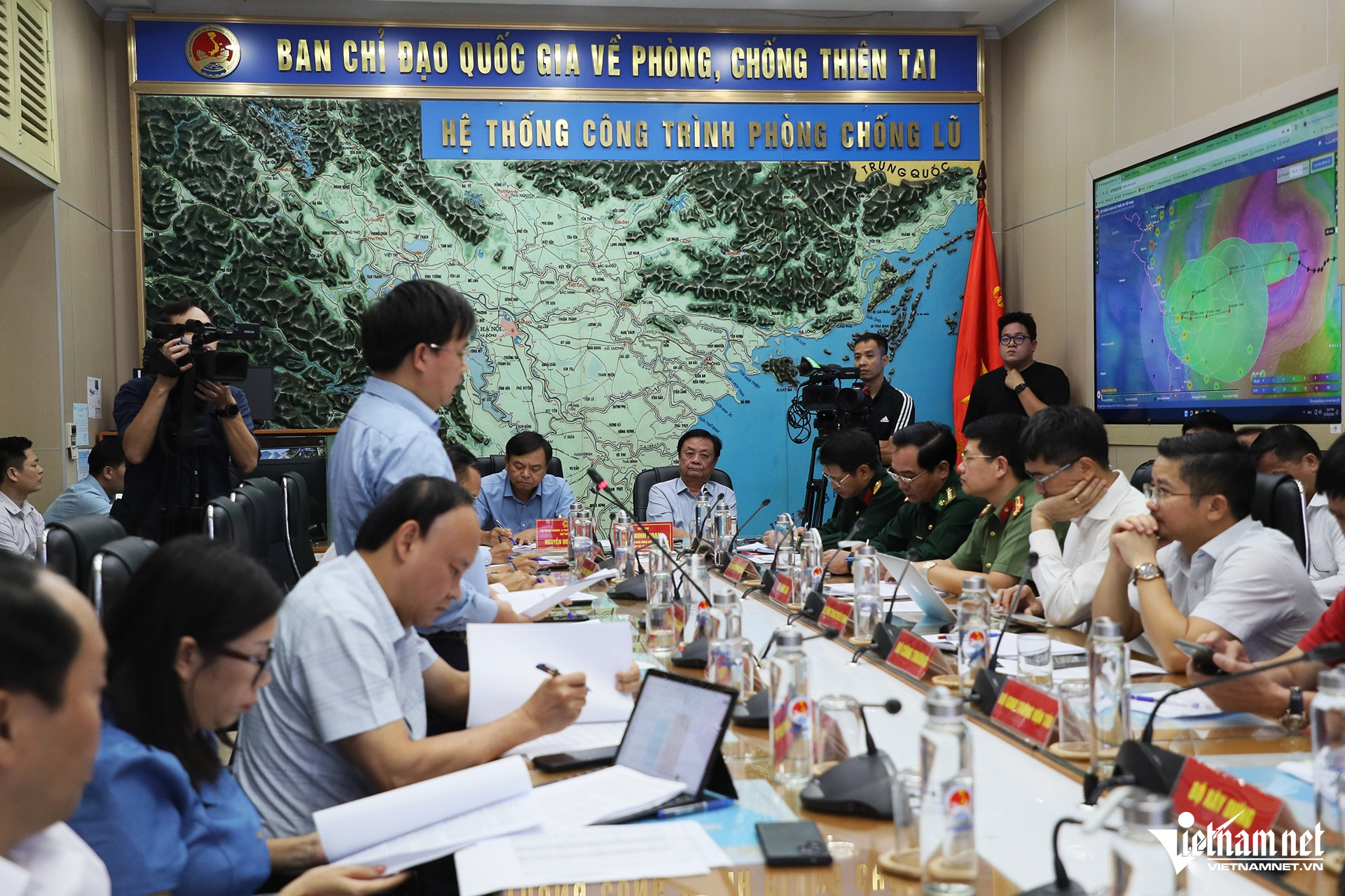 Bộ trưởng Nông nghiệp và Phát triển nông thôn chủ trì cuộc họp. Ảnh: Đình Hiếu