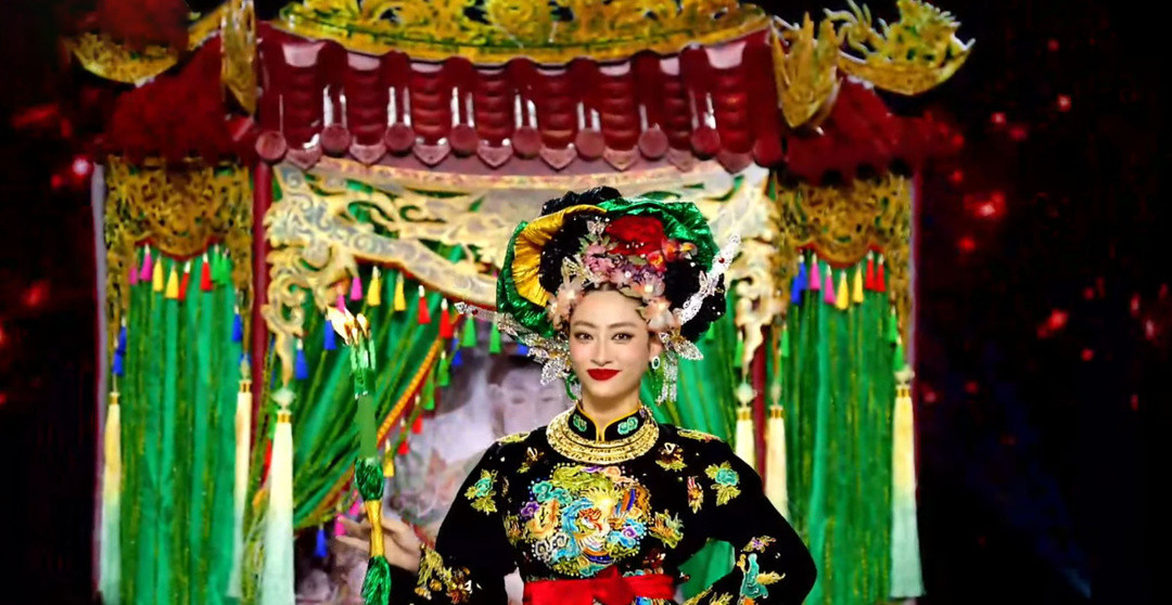 Hoa hậu Lương Thùy Linh xuất hiện rạng ngời trong thiết kế 