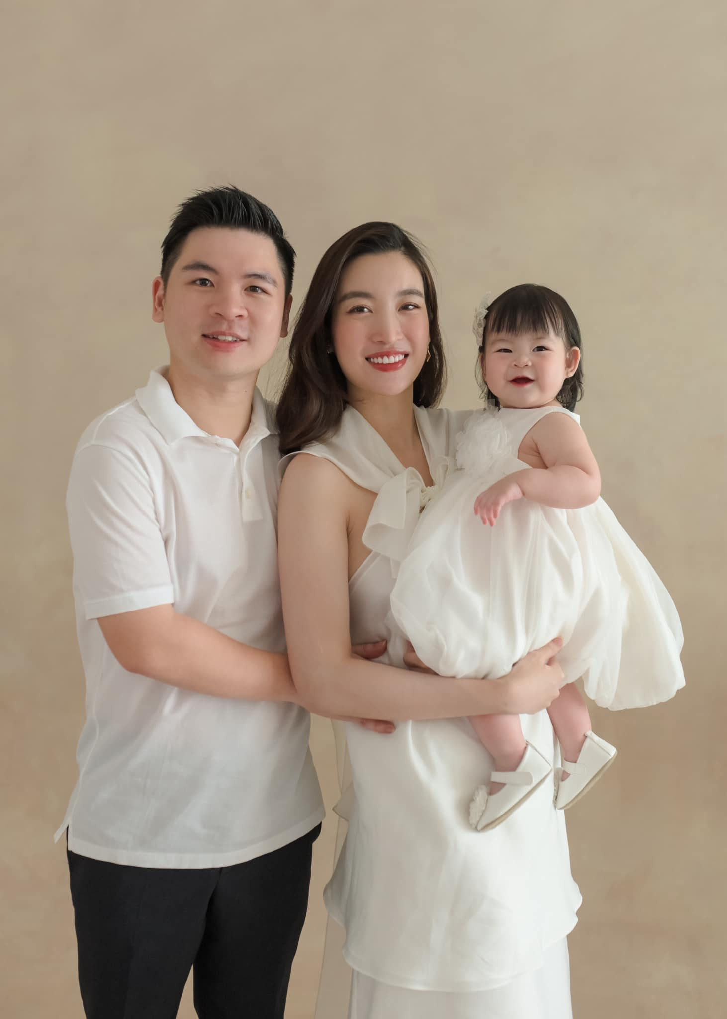 Đỗ Mỹ Linh sinh con gái đầu lòng Tuệ Anh vào tháng 7/2023. Con gái tròn 1 tuổi, nàng hậu mới đăng ảnh rõ mặt con gái.