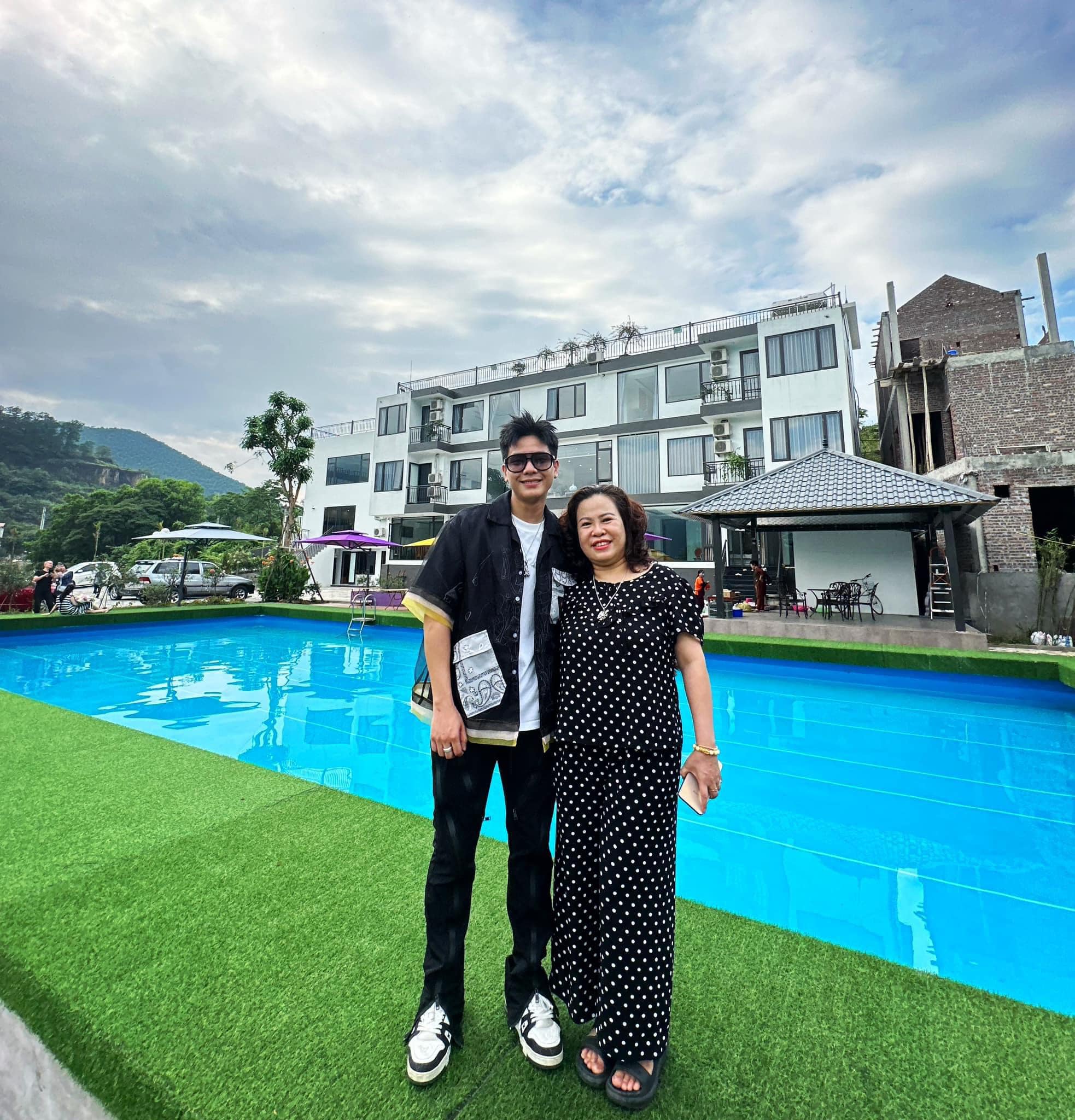 Quân A.P và mẹ tại căn villa ở Hòa Lạc, Hà Nội của gia đình. Nguồn: FBNV.