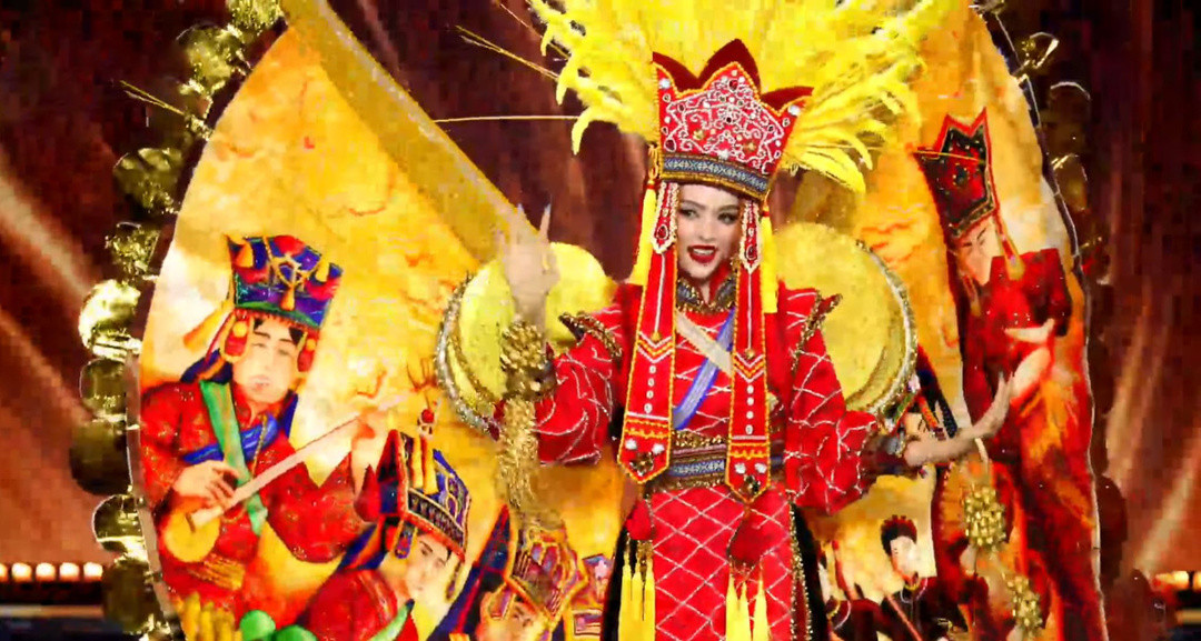 Á hậu 1 Miss Grand Vietnam 2024 - Lê Phan Hạnh Nguyên múa tay uyển chuyển trong trang phục “Điệu hát thần tiên”.