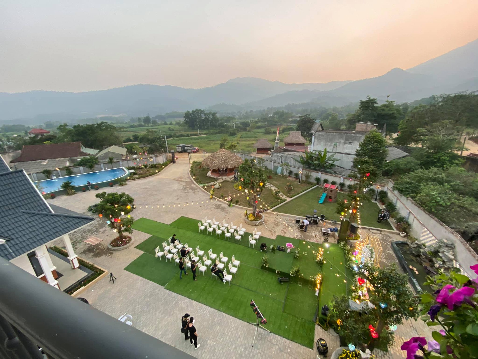 Khoảng sân rộng ngoài căn villa có thể tổ chức các bữa tiệc cho khoảng 20-30 người thoải mái. Nguồn: FBNV.