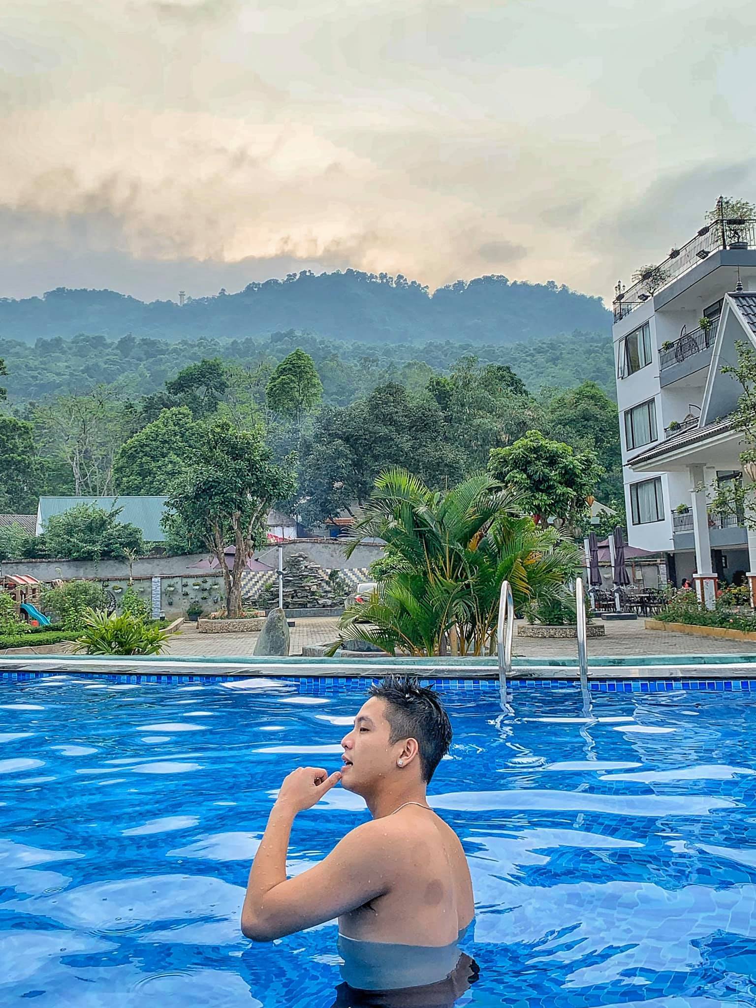 Bên ngoài villa có bể bơi rộng 250m2, được thay nước và làm sạch mỗi ngày. Nguồn: FBNV.