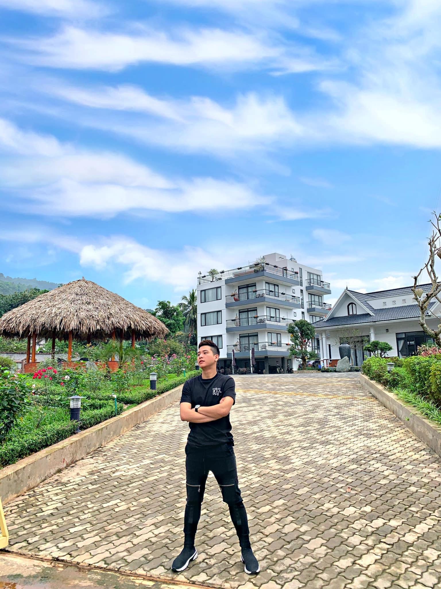 Trên trang Facebook cá nhân, Quân A.P từng chia sẻ hình ảnh bên ngoài của bất động sản “khủng” này khiến nhiều người xuýt xoa. Nguồn: FBNV.