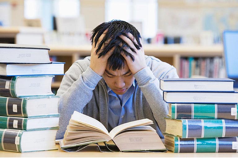 Cần có những biện pháp để giảm thiểu áp lực học tập cho học sinh.