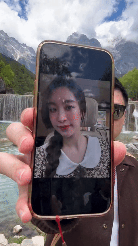 Mới đây, nàng hậu được ông xã chúc mừng sinh nhật bằng video ghi lại khoảnh khắc hôn môi ngọt ngào.