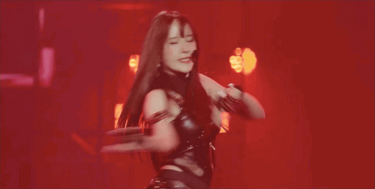 Ánh sáng, bố cục và tactic sân khấu được set up như quy mô 1 show âm nhạc hàng tuần xứ củ sâm. Thiều Bảo Trâm còn tái hiệu khoảnh khắc 