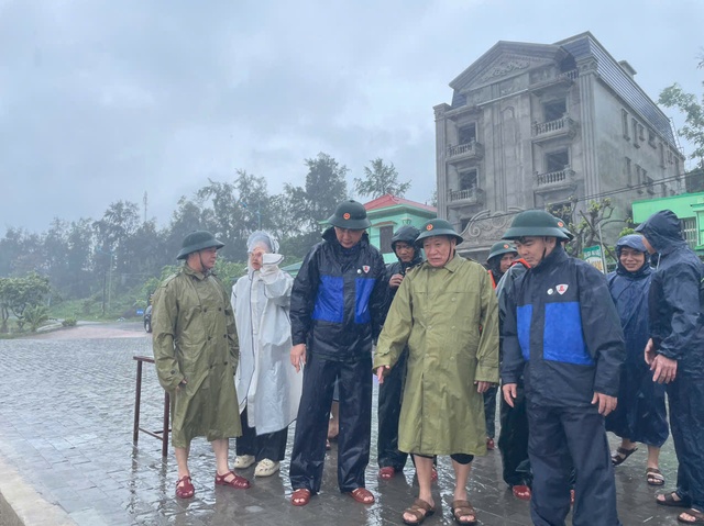 Lãnh đạo tỉnh Quảng Trị kiểm tra, chỉ đạo phòng chống bão số 6 tại các huyện ven biển