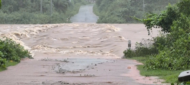 Nước lũ chảy cuồn cuộn qua sông, suối ở huyện miền núi Đakrông
