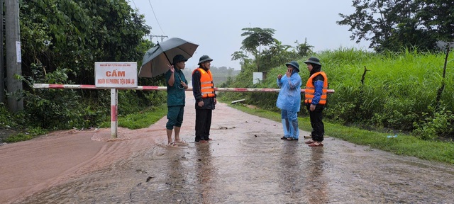 Lực lượng chức năng chốt chặn trên các ngầm tràn bị lũ chia cắt ở huyện Đakrông