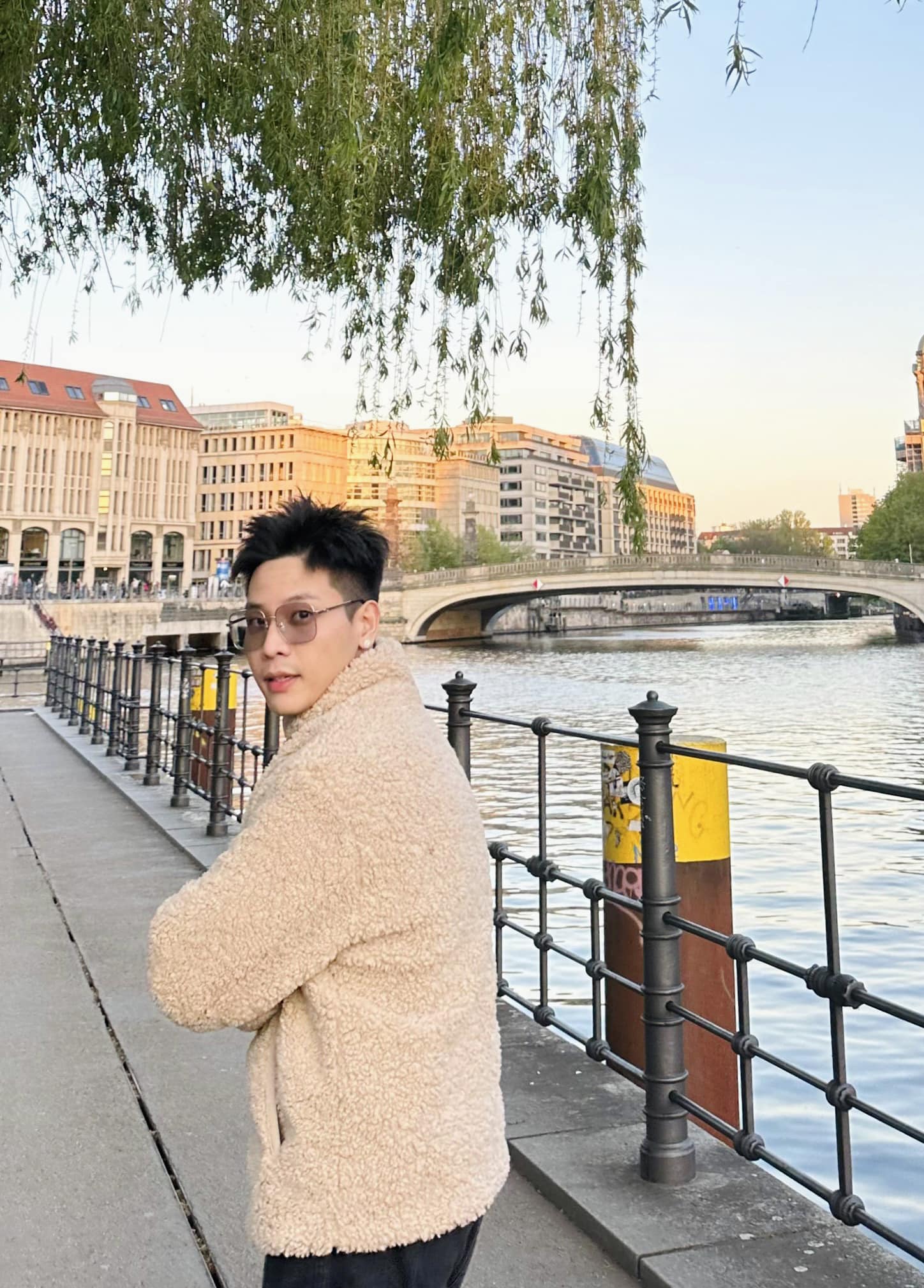 Tương tự, Quân A.P cũng xả ảnh ở trời Âu nhưng chỉ lộ diện một mình. Đến đây ai cũng đã rõ 2 vợ chồng chính là 