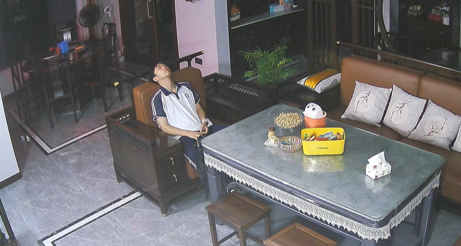 Nam sinh mệt mỏi sau khi hoàn thành buổi học thêm cuối cùng trong ngày và về nhà lúc 23h đêm.