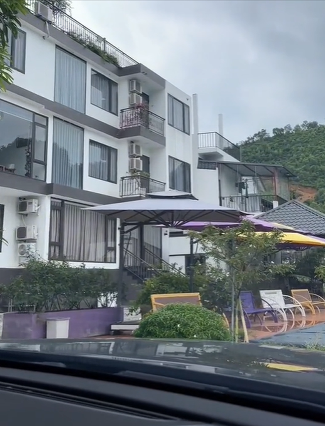 Một số hình ảnh bên ngoài căn villa. Nguồn: FBNV.