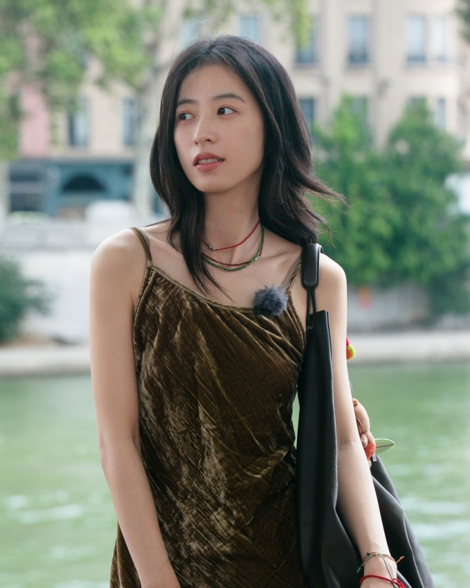 Những hành động vô duyên, bất lịch sự của Châu Vũ Đồng khiến khán giả bức xúc