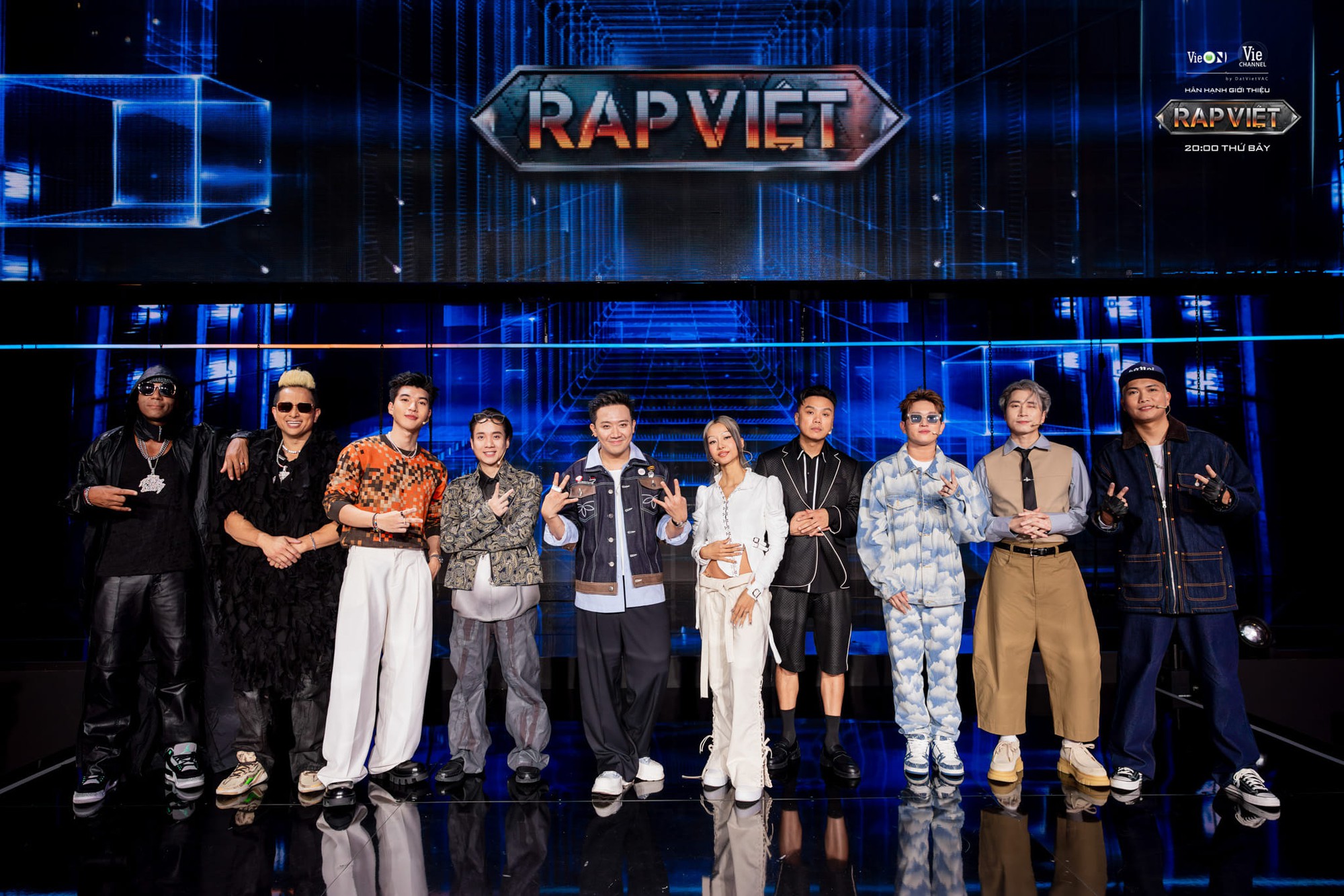 Bức ảnh HIEUTHUHAI đứng cùng “bộ sậu quyền lực” cho thấy anh không hề kém cạnh về thần thái