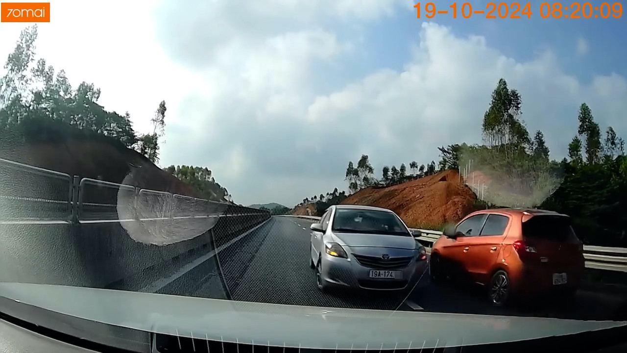 Hình ảnh ô tô đi ngược chiều trên cao tốc được cam hành trình ghi lại. Ảnh: Tư liệu 