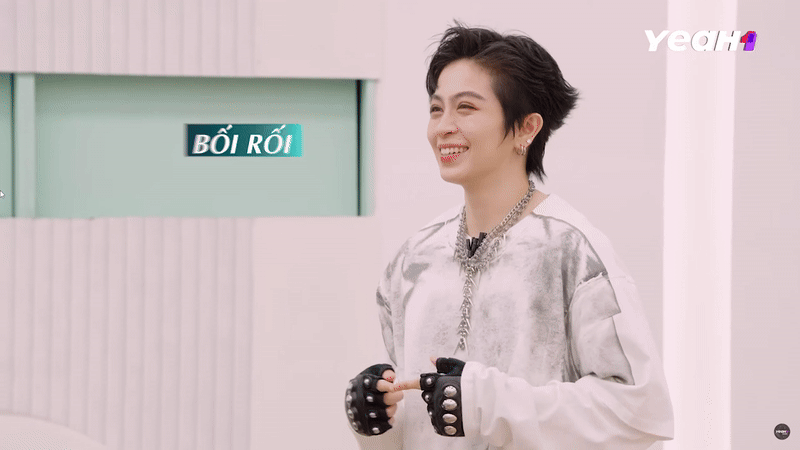 Các Chị đẹp liên tục gợi ý những cách lạ có 1-0-2 để chào hỏi mọi người cho Gil Lê