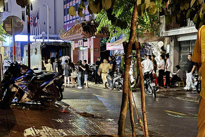 Công an đưa hơn 200 người về trụ sở làm việc. Ảnh: T.V