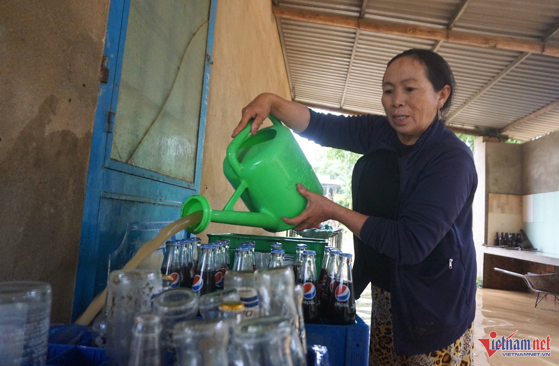 Bà Tưởng Thị Đê cho biết nước ngập sâu hơn 1m, khiến nhiều đồ đạc của gia đình lấm bùn