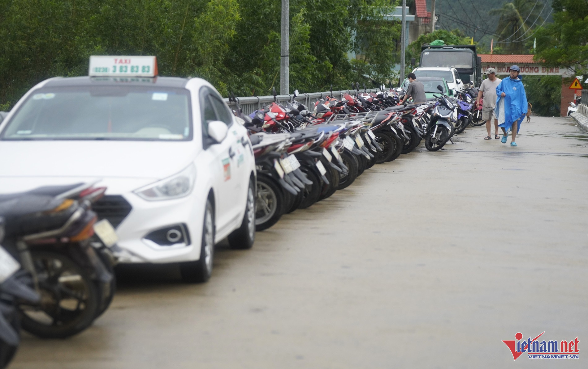 Người dân thôn Trường Định đưa ô tô, xe máy lên cầu để tránh hư hỏng