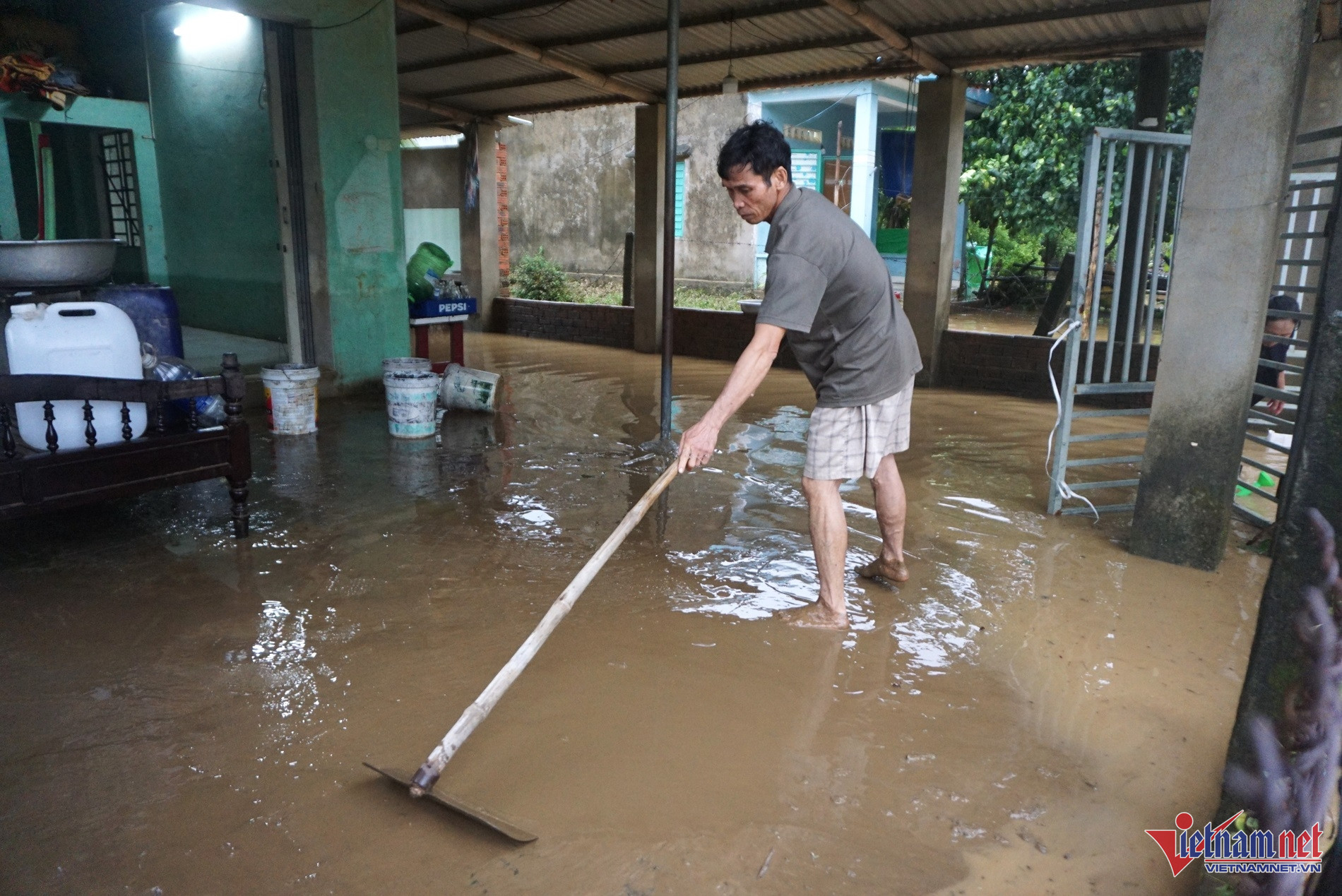 Tranh thủ nước rút, người dân thôn Trường Định dọn dẹp bùn non