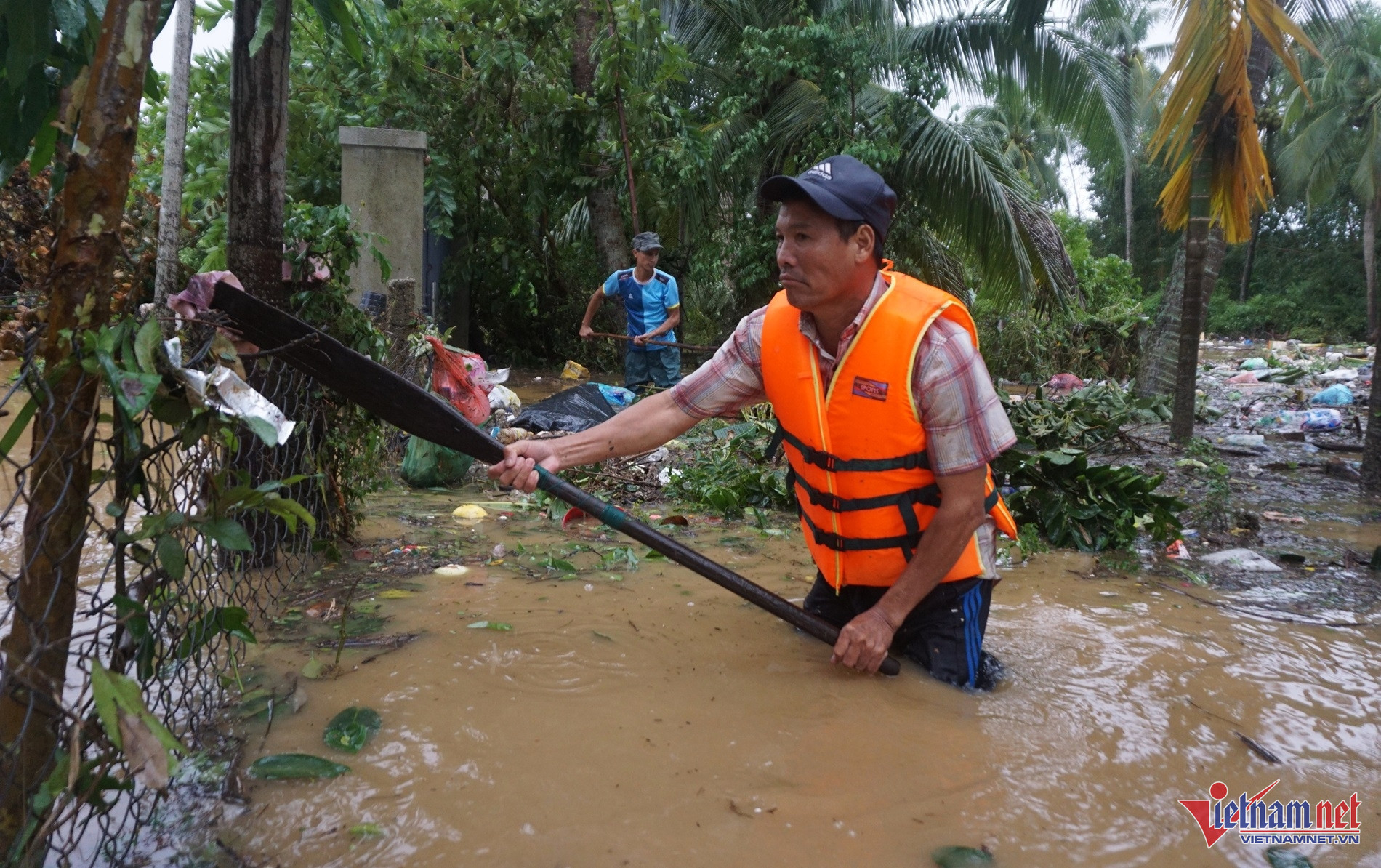 Người dân dọn rác dọc các tuyến đường khi nước rút