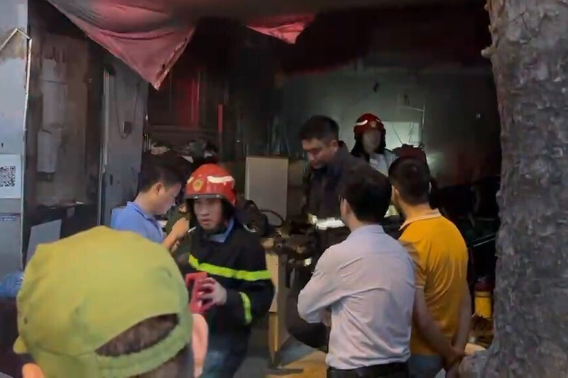 Lực lượng chức năng dập tắt đám cháy. Ảnh: Vương Đức