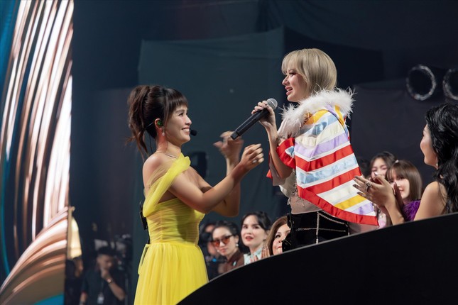 Phan Lê Ái Phương đem đến phần thi lắng đọng nhất tập 1 với thông điệp: Hãy nâng niu đứa trẻ bên trong của mỗi người. Bài hát đã khiến Xuân Nghi xúc động hồi lâu. Ảnh: BTC