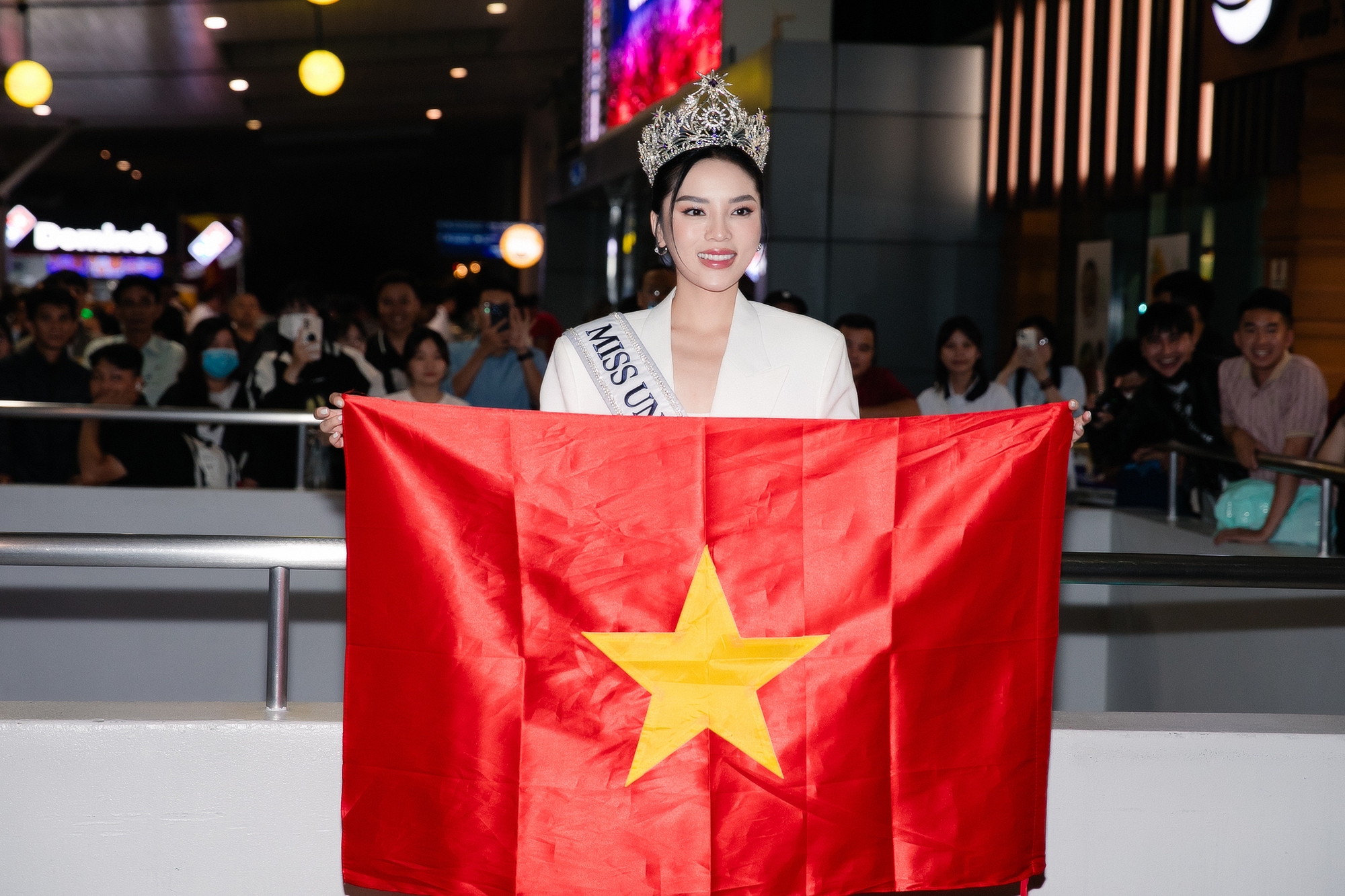 Kỳ Duyên chính thức lên đường dự thi Miss Universe vào tối 28/10