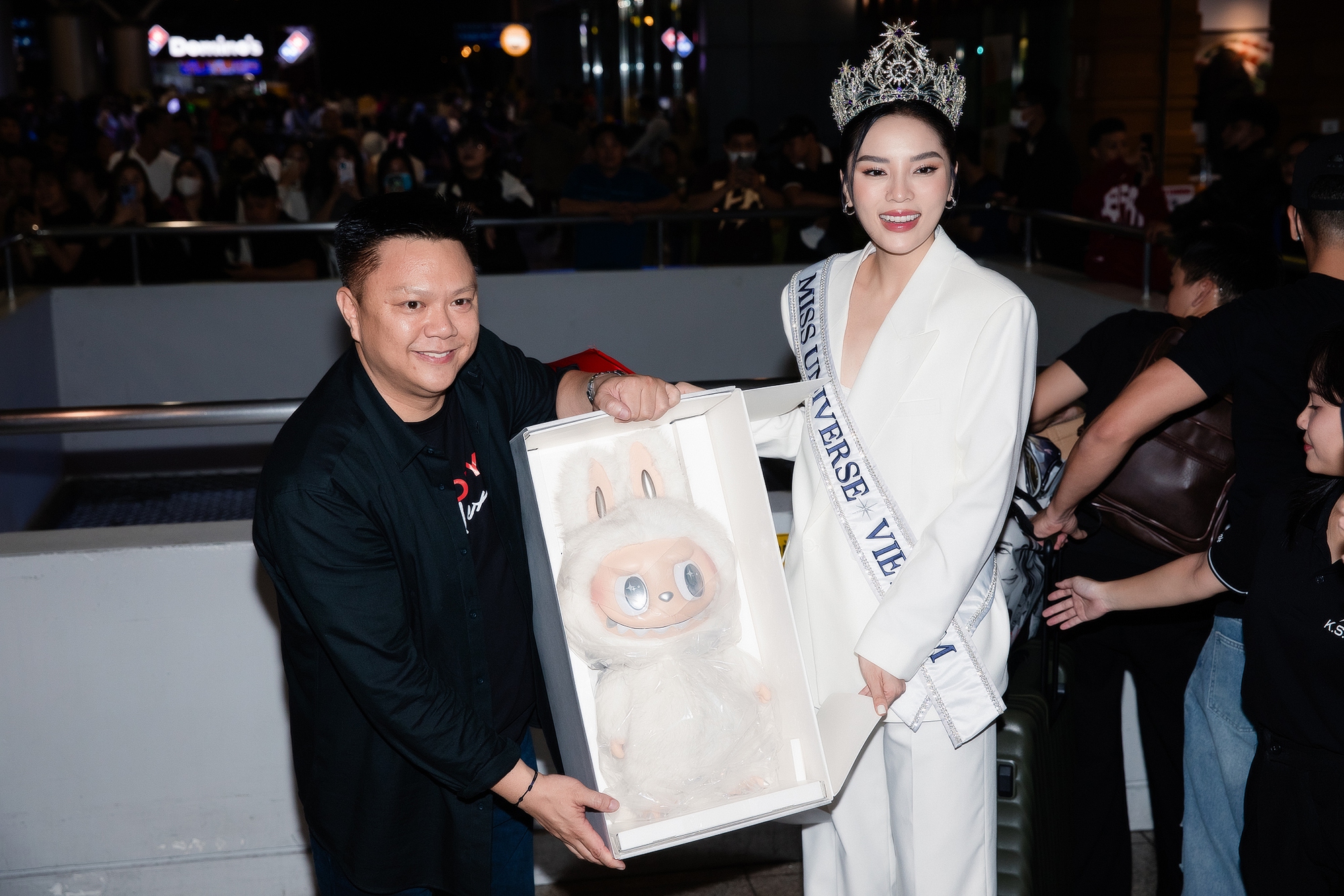 Nhiều khán giả cho rằng Chủ tịch Miss Universe kéo thêm thị phi cho Kỳ Duyên...