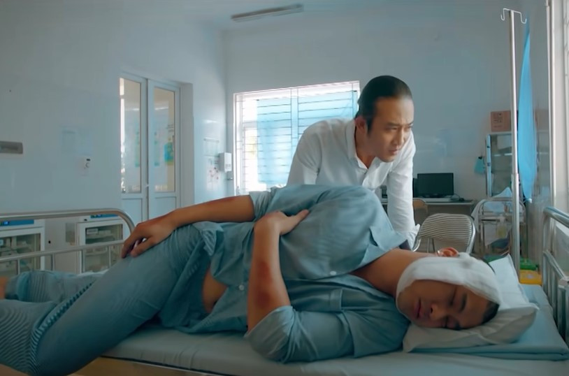 Hồng dỗ dành em trai.