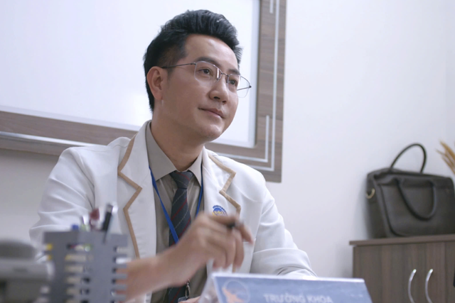 Quang Vinh có vợ là Hồng Nhung nhưng bên cạnh đó vẫn có mối quan hệ tình cảm lãng mạn cùng cô gái trẻ Cát Tường