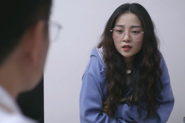 Tam Triều Dâng và Nguyễn Phi Hùng cách nhau 21 tuổi nhưng vào vai người yêu của nhau nên ban đầu Tam Triều Dâng lo ngại. Dẫu vậy, khi gặp Nguyễn Phi Hùng, cô lại kết nối dễ dàng vì nam ca sĩ, diễn viên rất cập nhật, trẻ trung từ ngoại hình đến tâm hồn