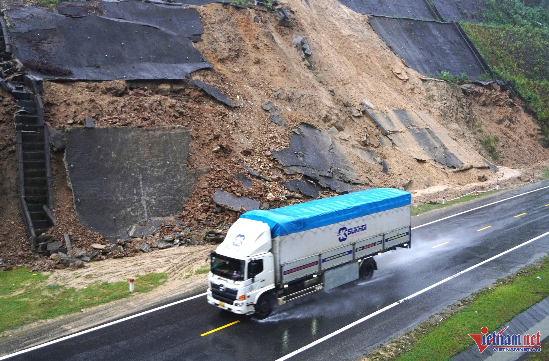 Khu vực cao tốc những ngày qua có mưa lớn khiến nền đất bị nhão