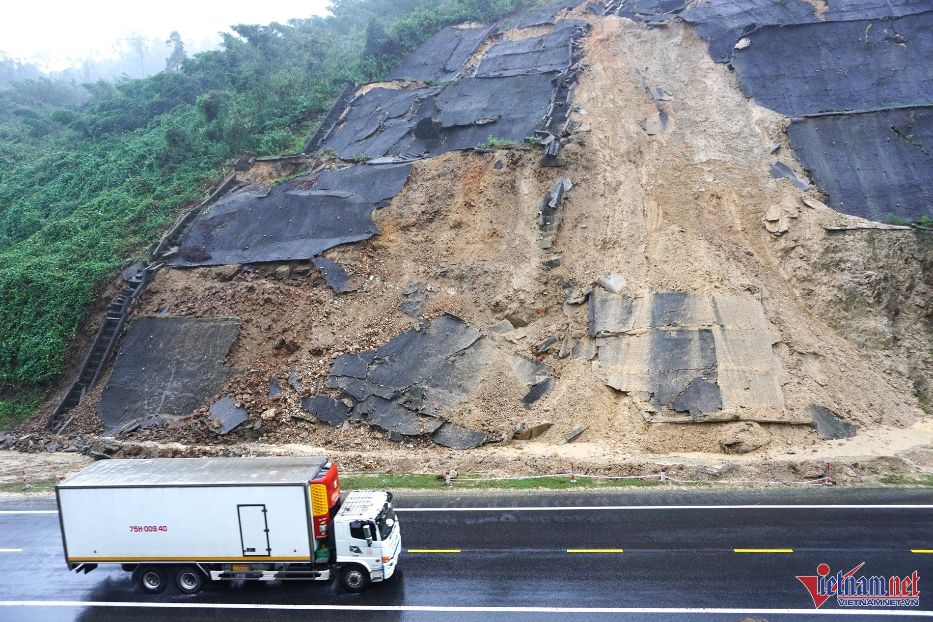 Tại khu vực Km39+750, sạt lở nặng nhất khi phần taluy dương đổ bê tông bị mưa bão đánh toạc
