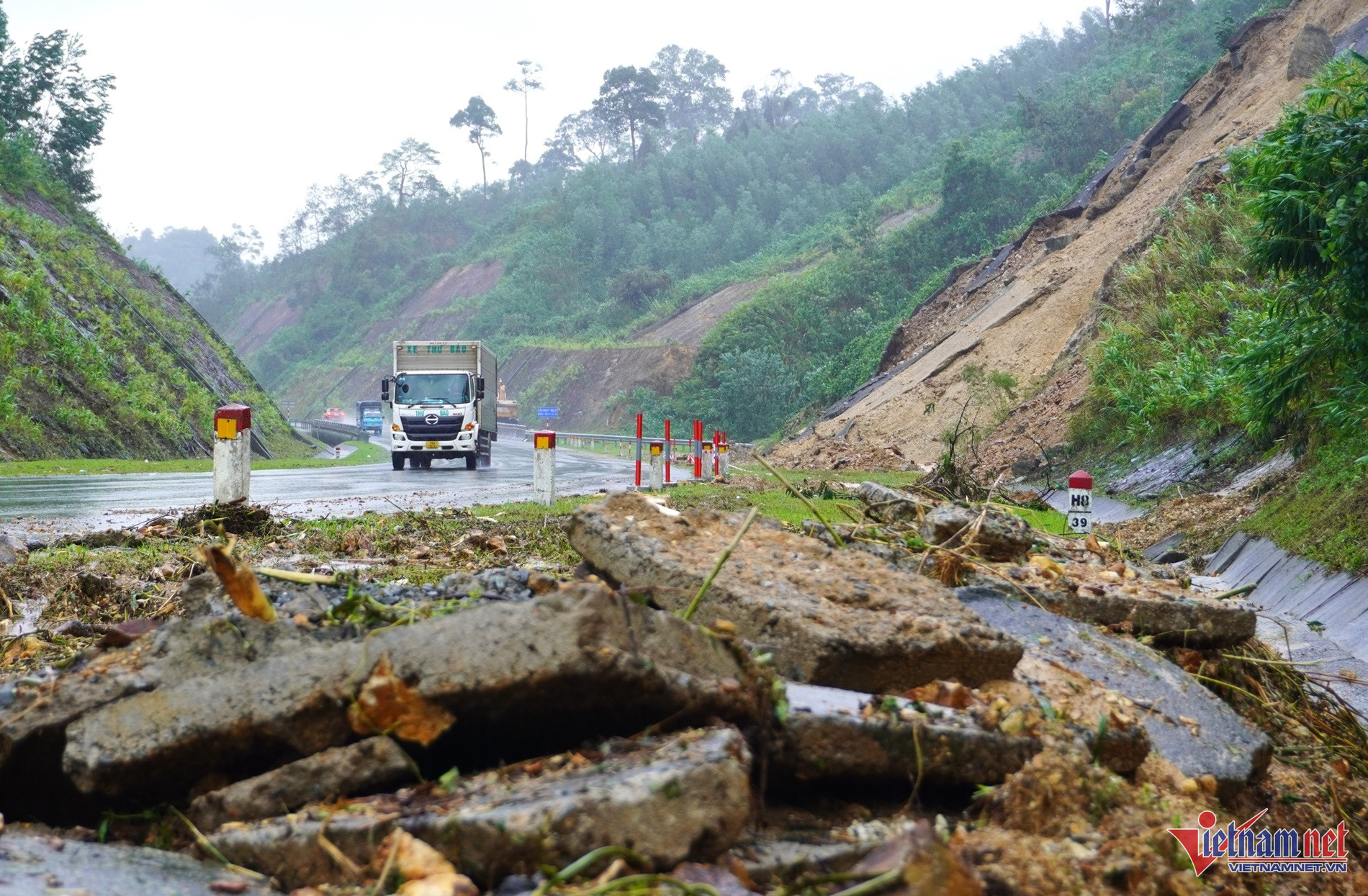 Tài xế Nguyễn Tiến (trú quận Ngũ Hành Sơn, TP Đà Nẵng) cho biết rất lo khi đi qua tuyến đường sau bão