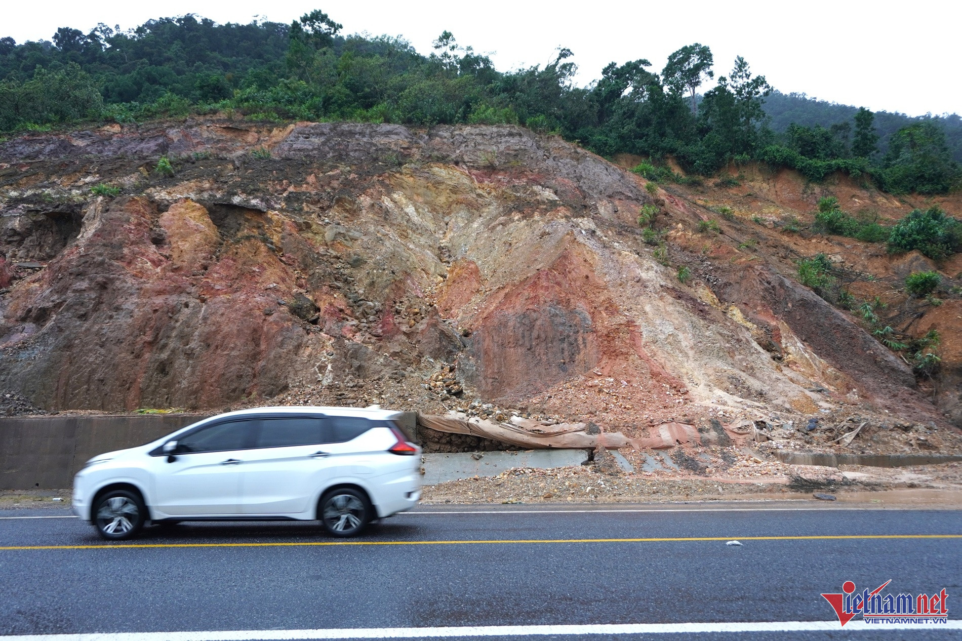 Nhiều vị trí khác trên cao tốc cũng bị sạt lở đất đá, hư hỏng sau bão.