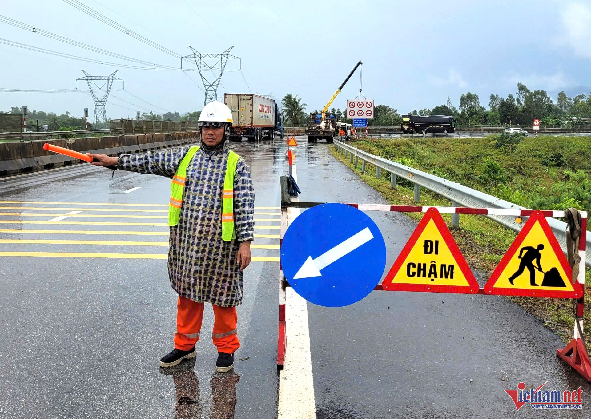 Sáng 30/10, các cơ quan chức năng đang tổ chức dọn đất, đá sạt lở, khắc phục hư hỏng các biển báo hư hỏng