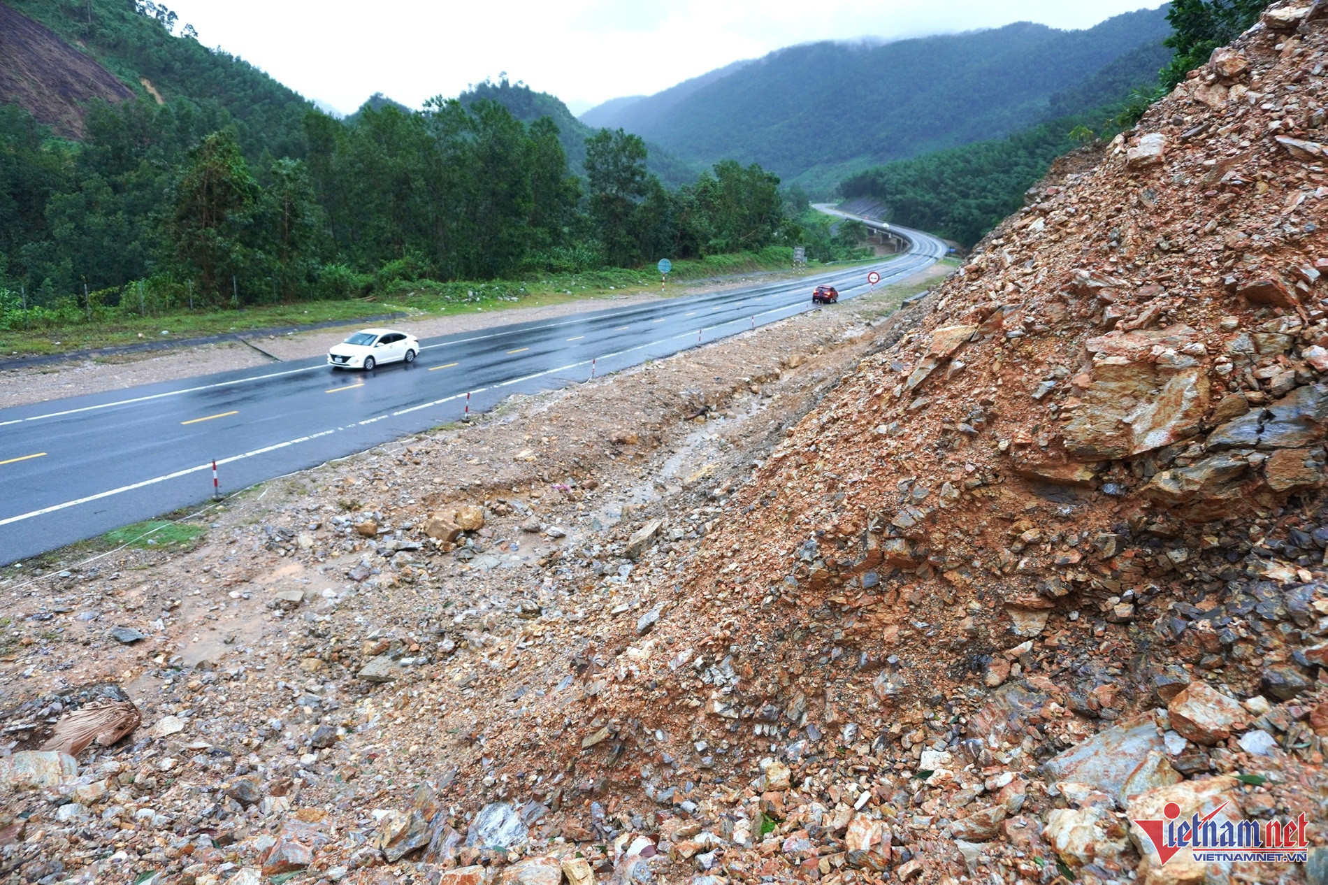 Cao tốc La Sơn - Túy Loan đoạn qua Đà Nẵng bị sạt lở 