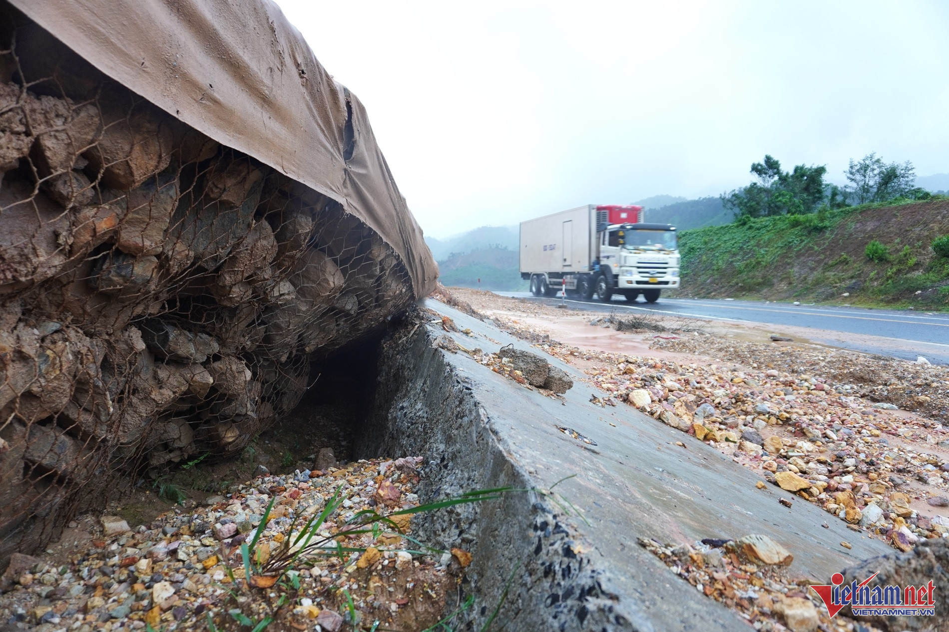Rọ đá sụt lún, đất đá tràn lấp rãnh dọc, lề đường 