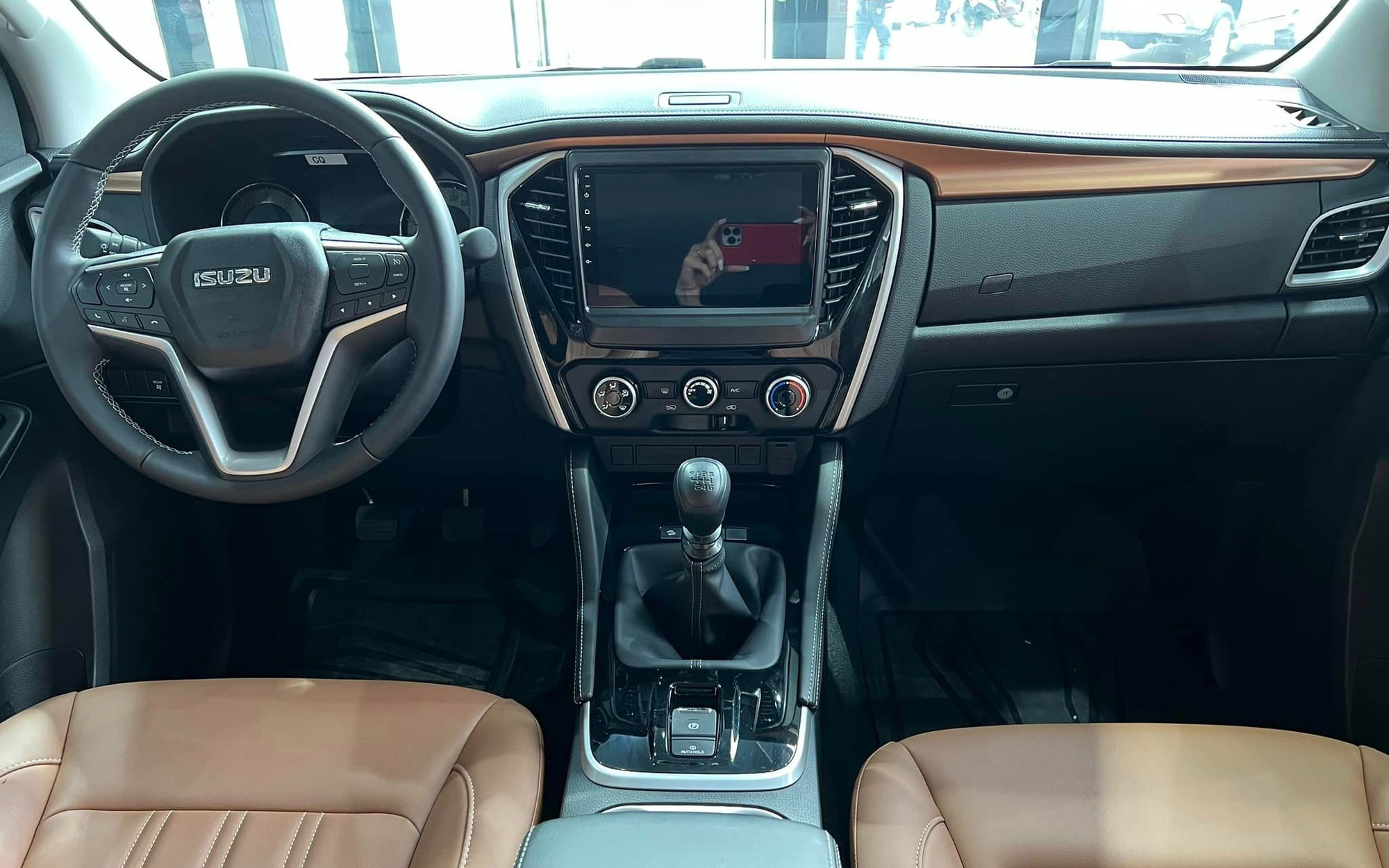 Xe có màn hình lớn, phanh điện tử ngay từ phiên bản số sàn tiêu chuẩn.