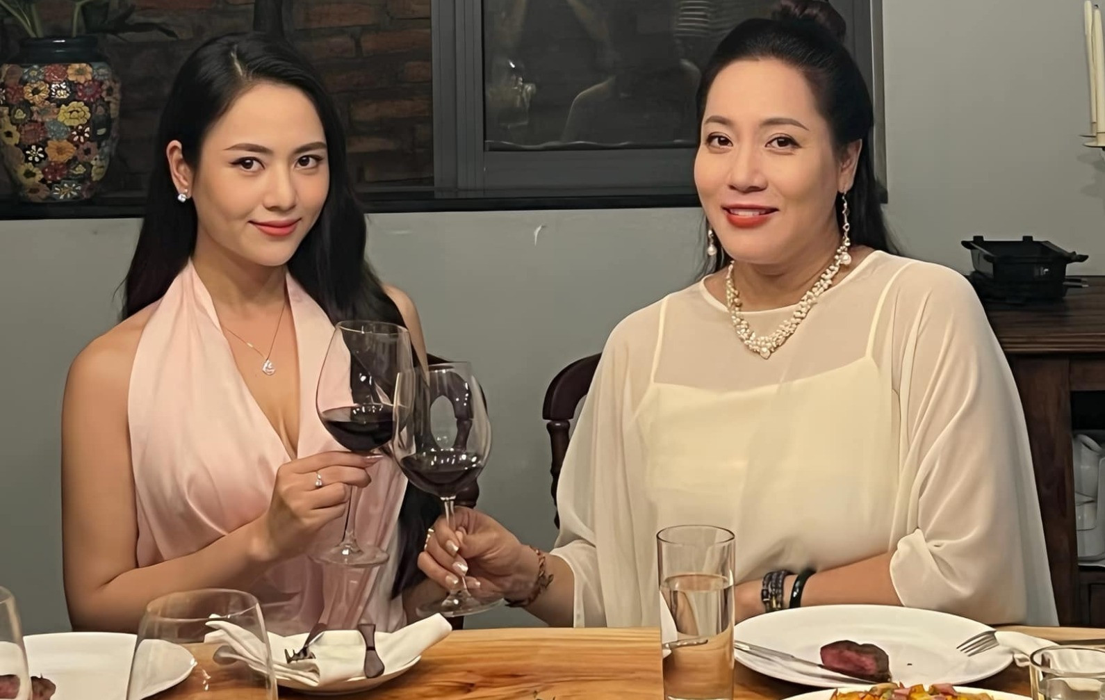  Việt Hoa và Thu Huyền ở hậu trường phim. 