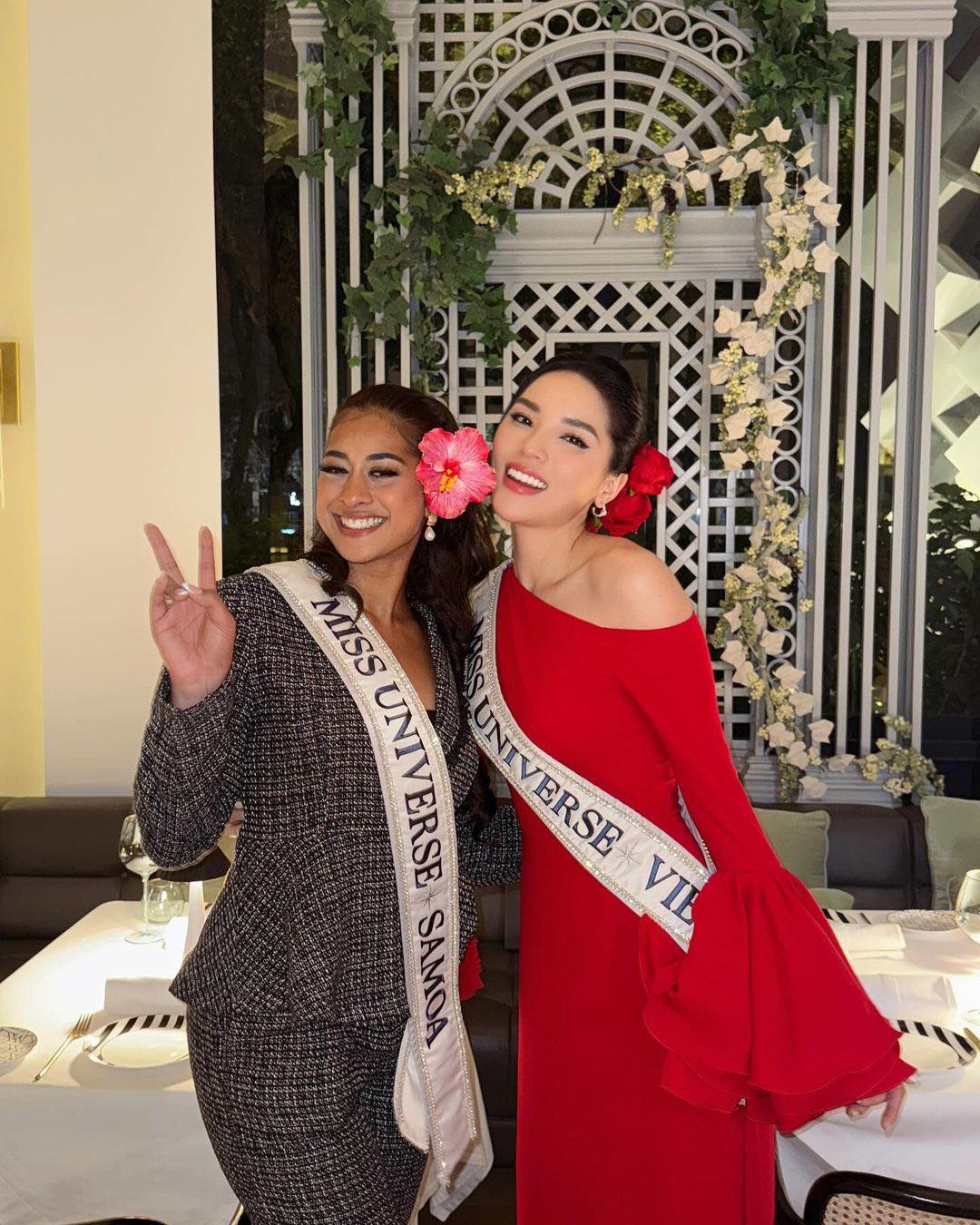 Hoa hậu Kỳ Duyên và bạn cùng phòng Miss Universe Samoa