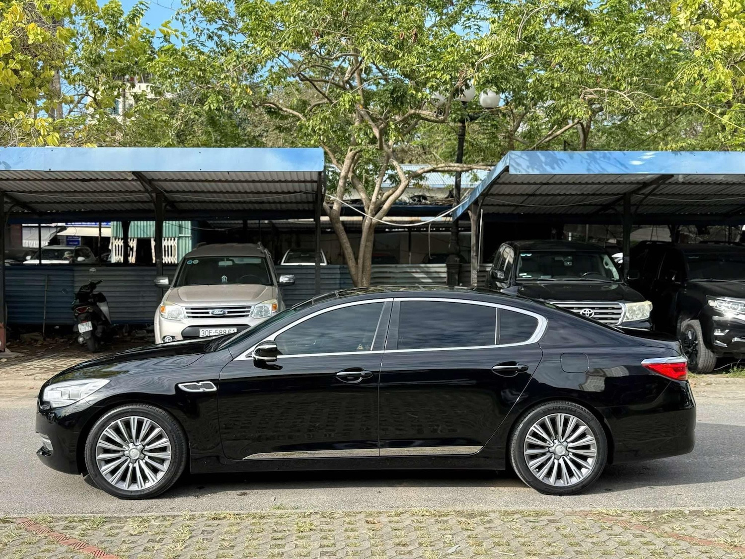 KIA Quoris có chiều dài tổng thể hơn 5m. Ảnh: Mẫn Hồ