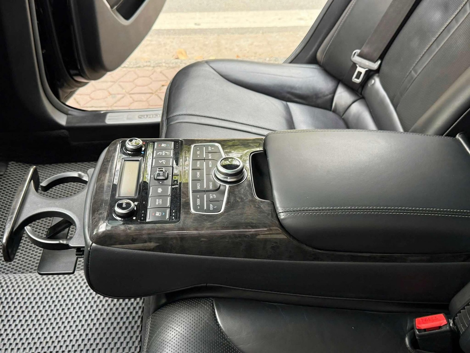 Bệ tỳ tay phía sau được tích hợp loạt tính năng điều khiển. Ảnh: Mẫn Hồ