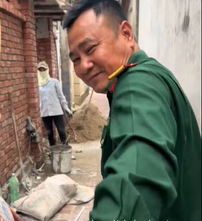 Hình ảnh NSND Tự Long cắt từ clip.