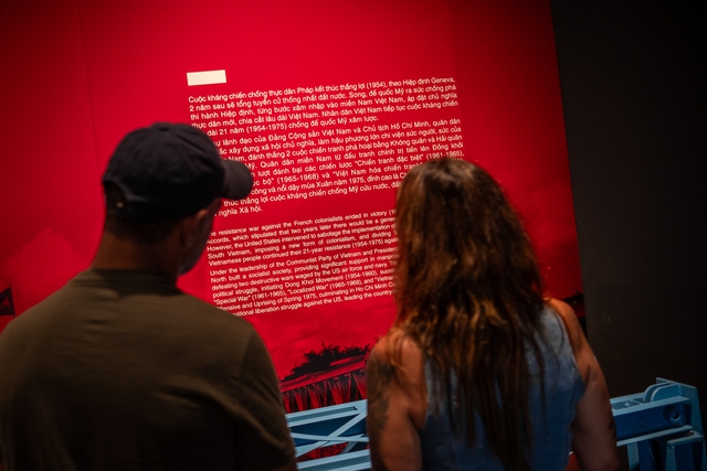 Minh Quang (SV Đại học Bách Khoa) chia sẻ: Dù chỉ mới đi xem khu trưng bày bên ngoài và một nửa bên trong, nhưng em thấy khác bất ngờ vì đây là bảo tàng hiện đại nhất em từng đi. Em đến với mong muốn được học về lịch sử và công nghệ từ thời xưa và từ đó so sánh với hiện tại gì bây giờ. Em rất ấn tượng vì được tiếp xúc rất gần các hiện vật cả bên ngoài và bên trong.