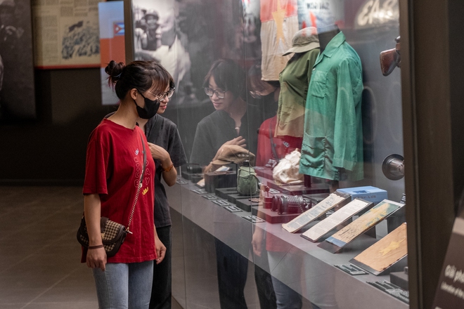 Không chỉ Minh Quang mà có rất nhiều bạn trẻ, học sinh - sinh viên đã dành thời gian đến Bảo tàng Lịch sử Quân sự Việt Nam trong ngày hôm nay. Ở nơi đây, không chỉ cho các bạn kiến thức, mà nhiều hơn cả là lòng yêu nước trong mỗi trái tim người Việt